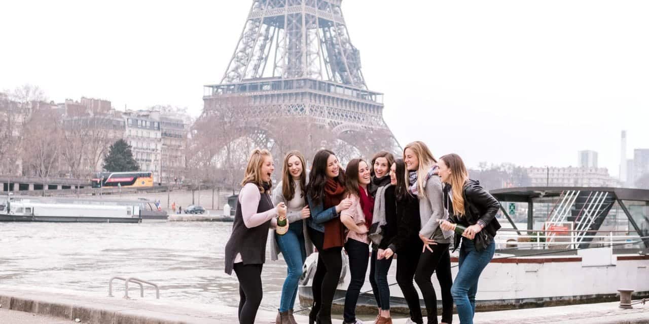 bachelorette party evjf quai de seine devant tour eiffel groupe de femme sabre le champagne