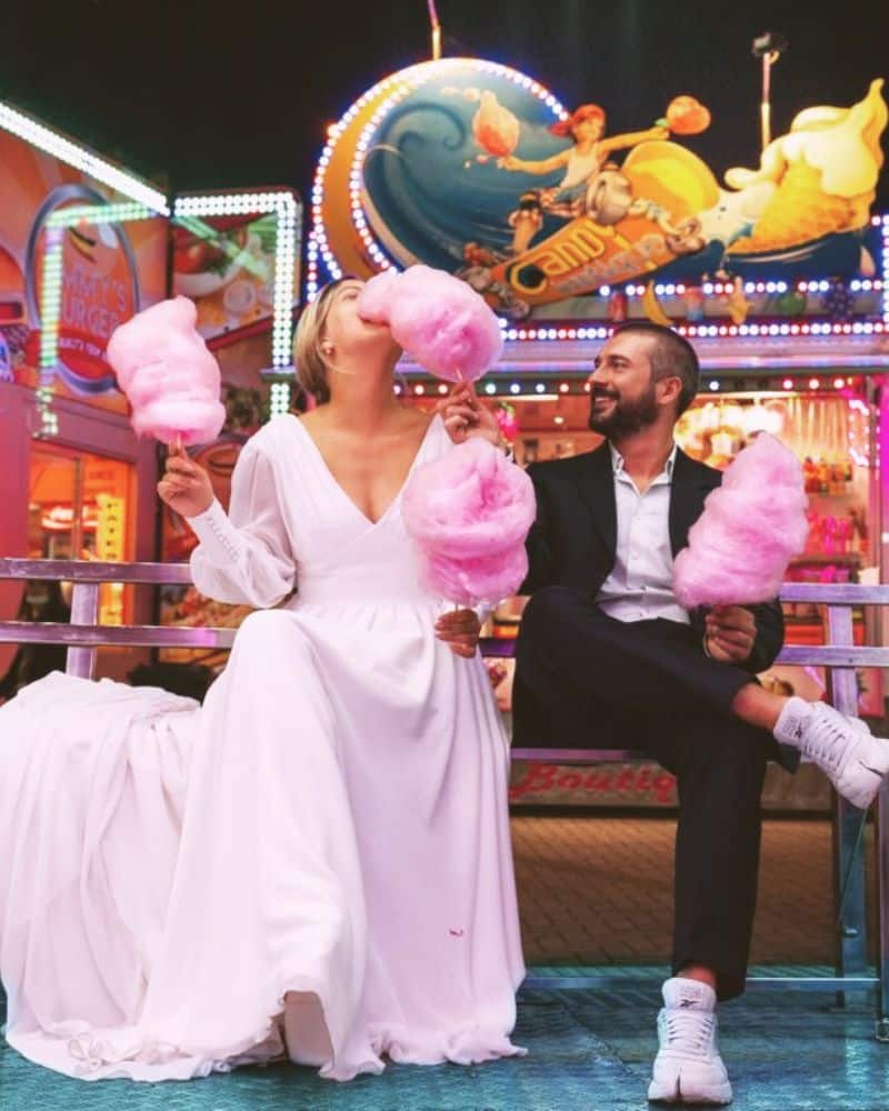 mariés à la fete forain mange barbe à papa rose manège thème costume robe blanche