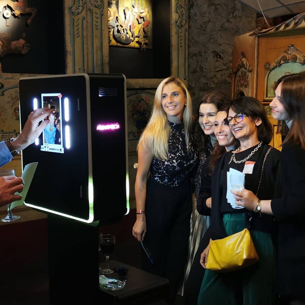 photobooth anniversaire vegas shootnbox noir écran tactile prise photo femme qui pose shooting soirée