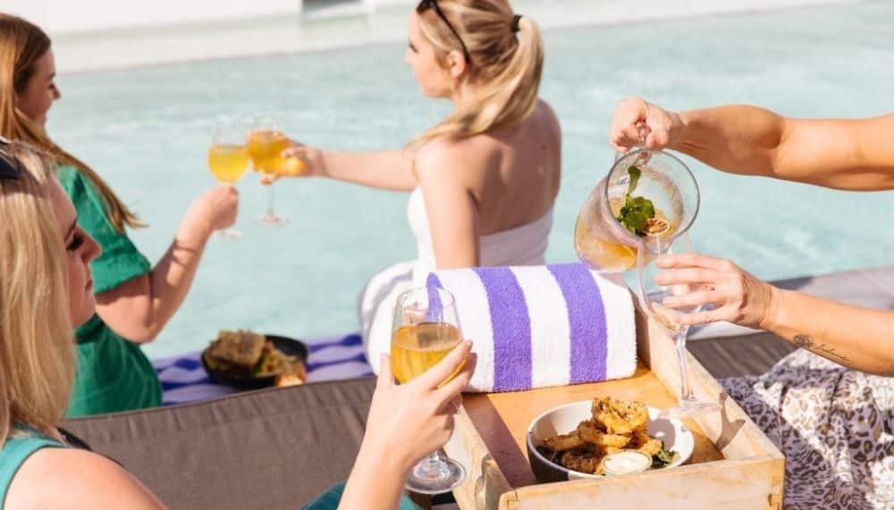 apero entre femme au bord de la piscine cocktail carafe