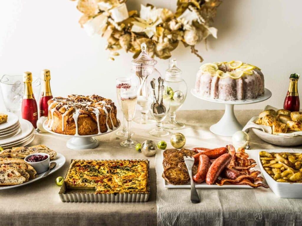 brunch table saucisse quiche champagne