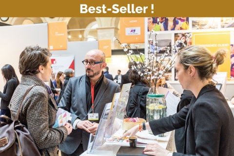 hommes et femmes lors d'un salon