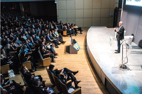 Homme qui parle devant des spectateurs lors d'un team building