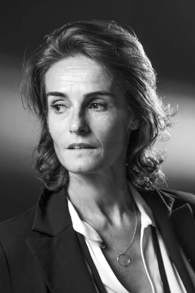 Portrait d'une femme en noir et blanc