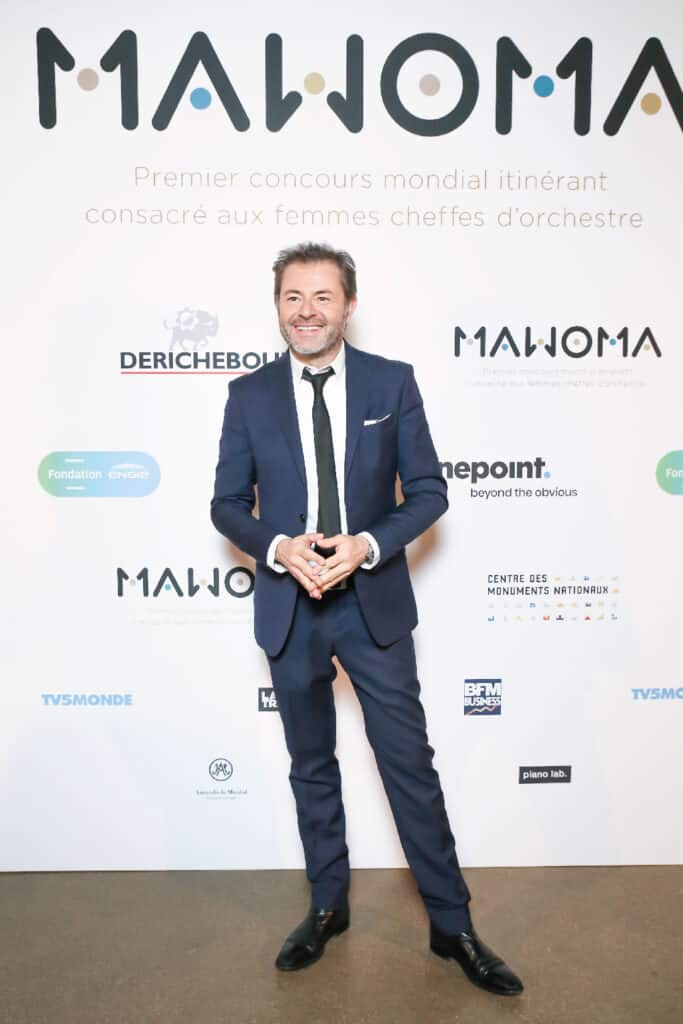 Portrait d'un homme devant photocall