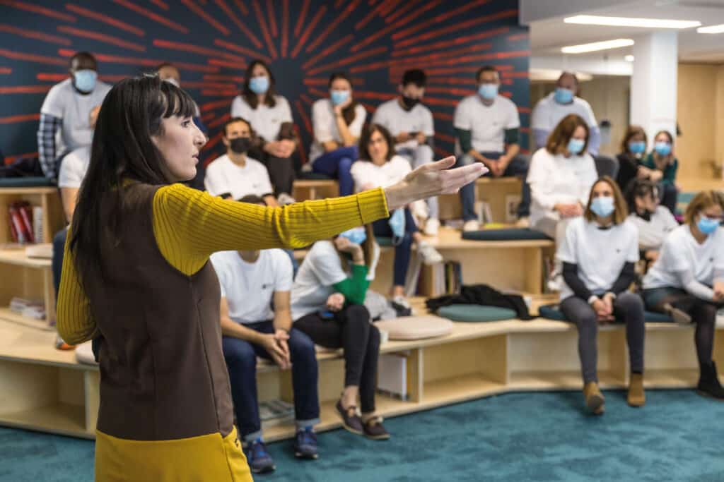 Femme qui parle devant une foule lors d'un séminaire