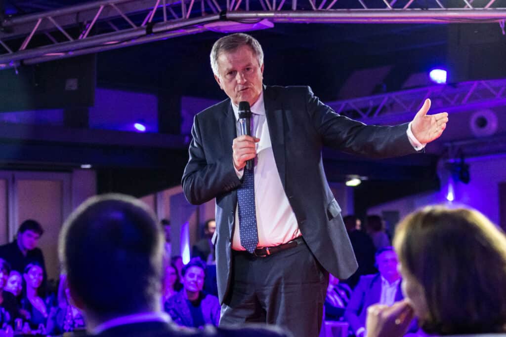 homme qui parle devant une foule lors d'un séminaire