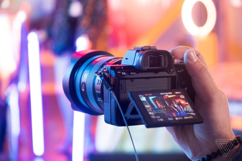 appareil photo sony alpha 7 a7 plein format écran orientable main photographe soirée led