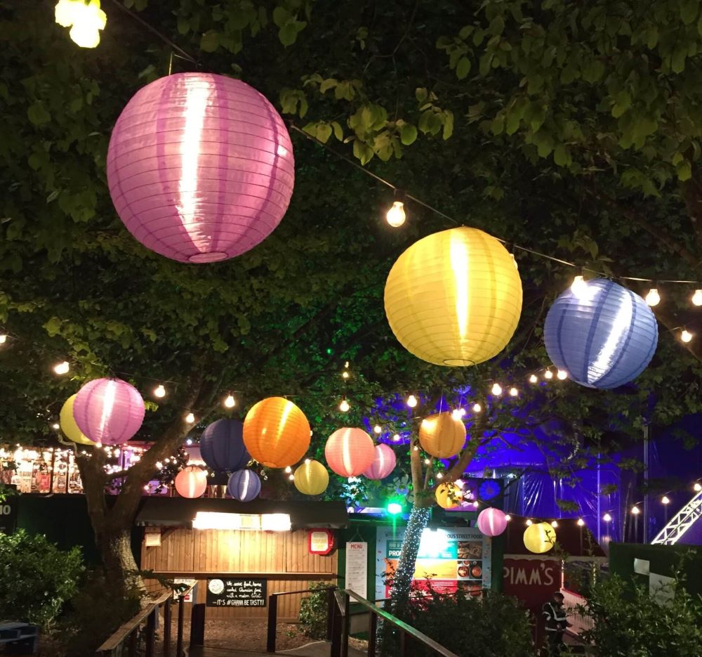 guirlande lumineuse soirée nuit arbre ballon papier crepon rose jaune bleu couleur éclairage
