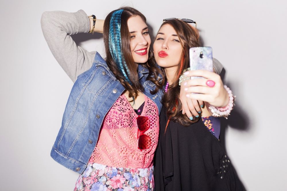 femme look années 80 soirée selfie telephone portable old school vintage