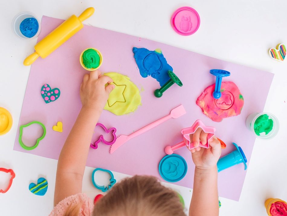activité pate à modeler bébé enfant feuille dessin