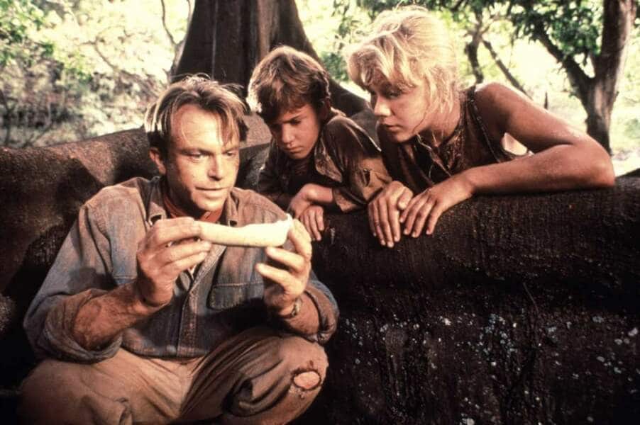 Sam Neill (Professeur Alan Grant) aux côtés des jeunes Joseph Mazzello (Timothy) et sa grande-soeur dans le film, Ariana Richards (Alexis) scene jurassic park dent dinosaure