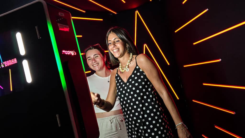 Photo néon photocall vogue femmes photobooth shootnbox vegas