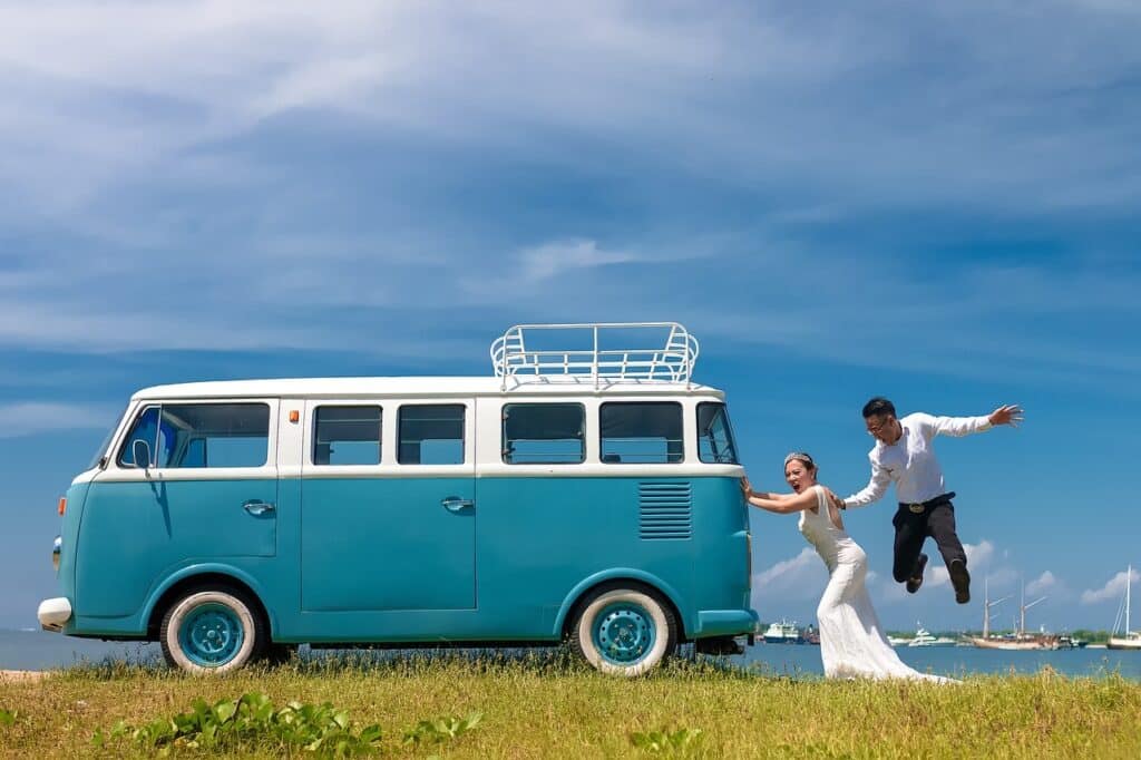 mariage mariée couple combi volkswagen voiture vintage rétro photo originale