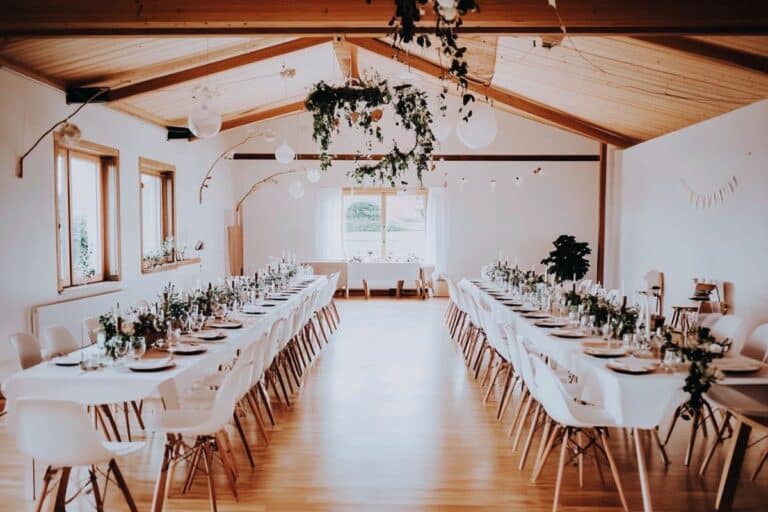 salle des fêtes france village déco scandinave chaise table pour réception mariage bois blanc parquet