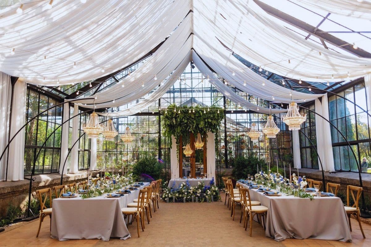 salle des fêtes pour mariage repas table chaise verrière toiture vitrée