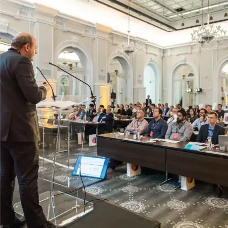 discours patron société entreprise pupitre salle pleine conférence